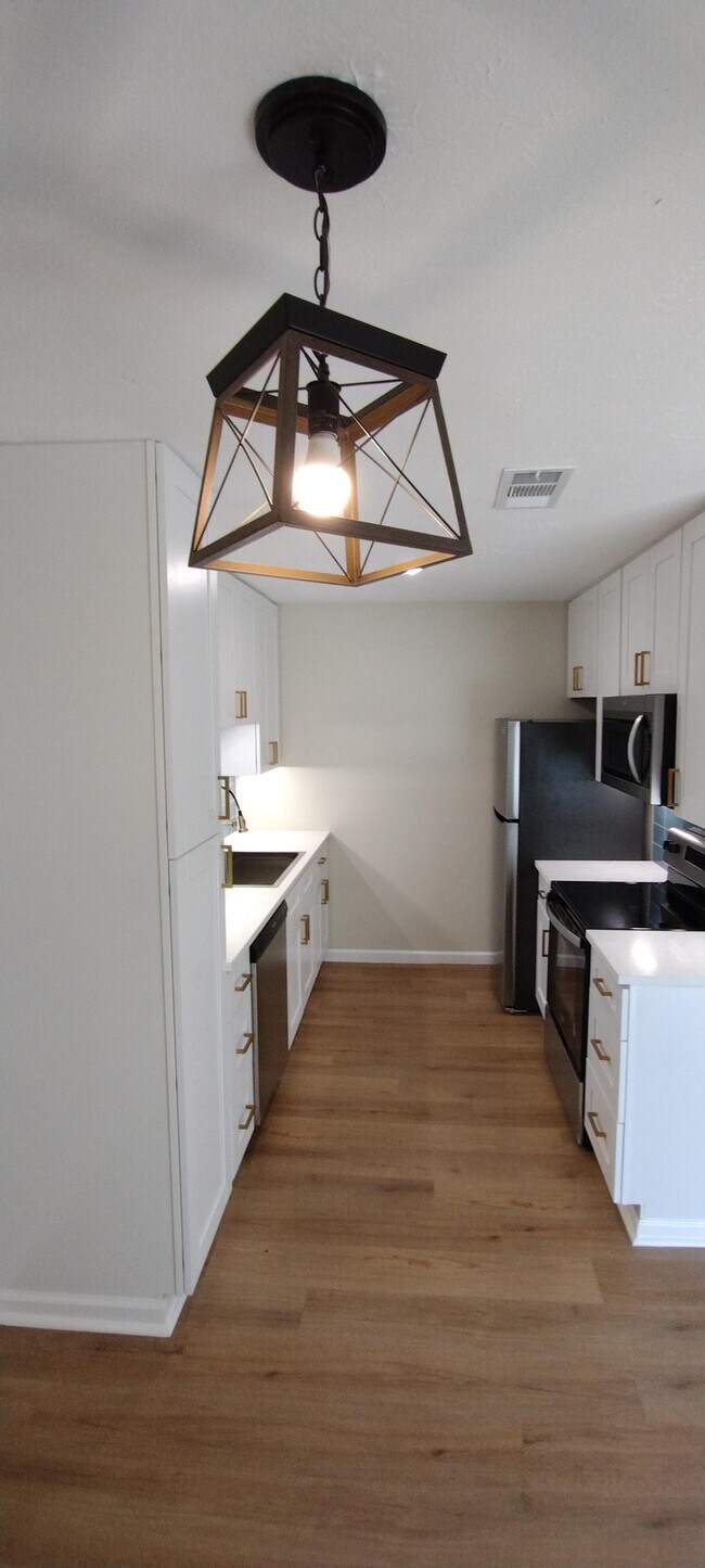 cocina grande y luminosa - Entrance Drive Apartments