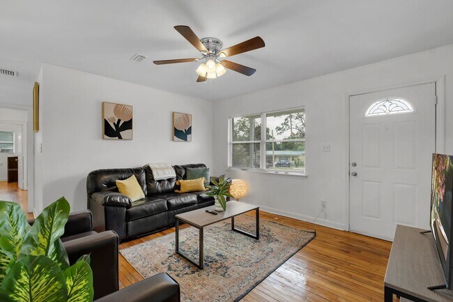 Building Photo - Beautiful 4 Bedroom House Available this F...