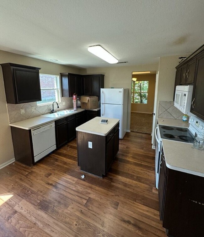 Foto del edificio - AVAILABLE NOW! (SECTION 8 ACCEPTED)