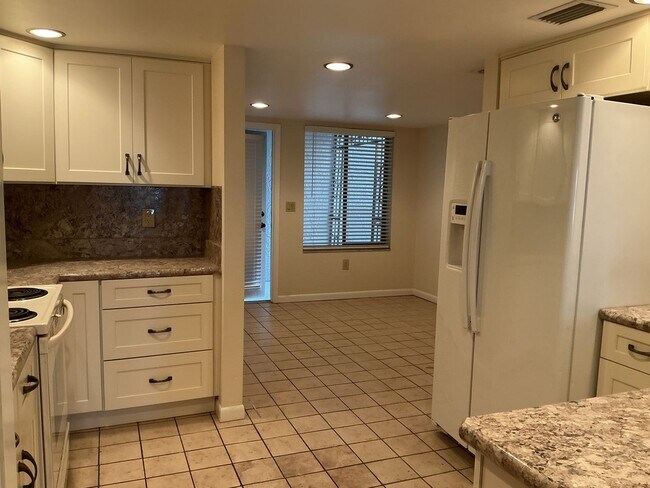 Foto del edificio - Lakeview Condo Available | Directly Across from Lake Hollingsworth