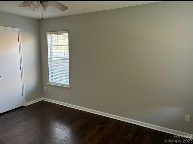 Foto del edificio - 100 Coventry Dr