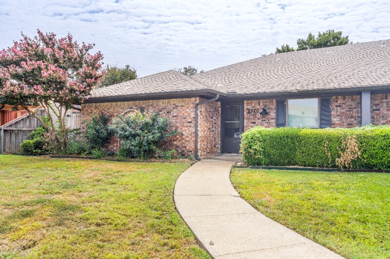 Foto principal - 2820 Clear Springs Dr