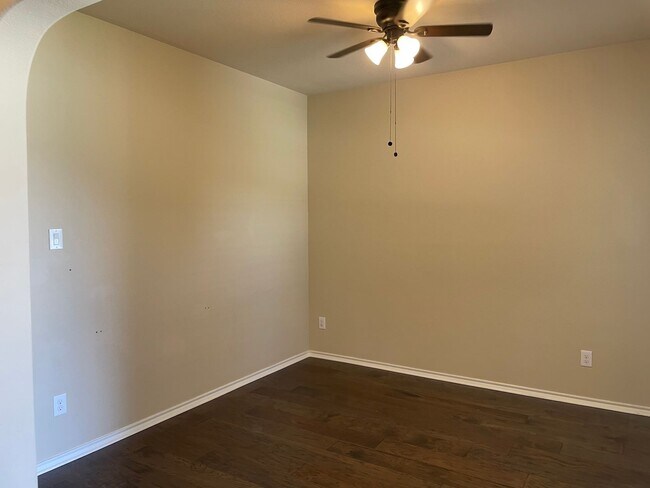 Foto del edificio - Charming 4-Bedroom Home with Scenic Backya...