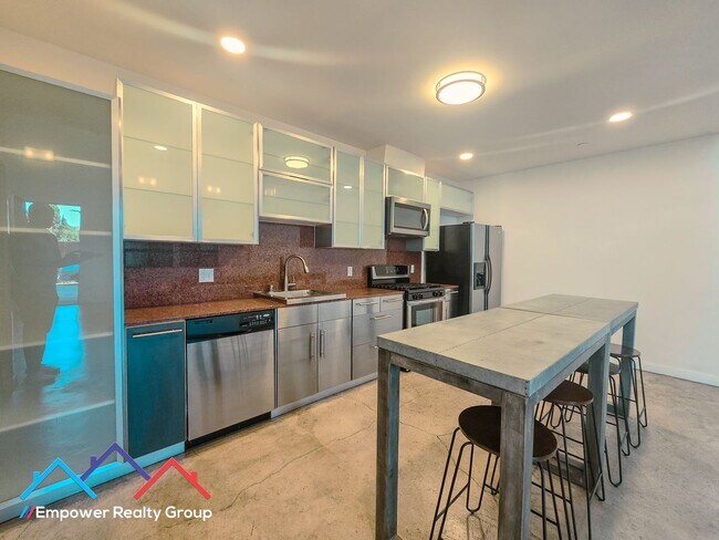 Building Photo - 1 Bed 1.5 Bath Loft in Desired Emeryville/Oakland Neighborhood