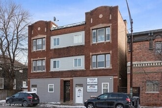 Building Photo - 4411 W Montrose Ave