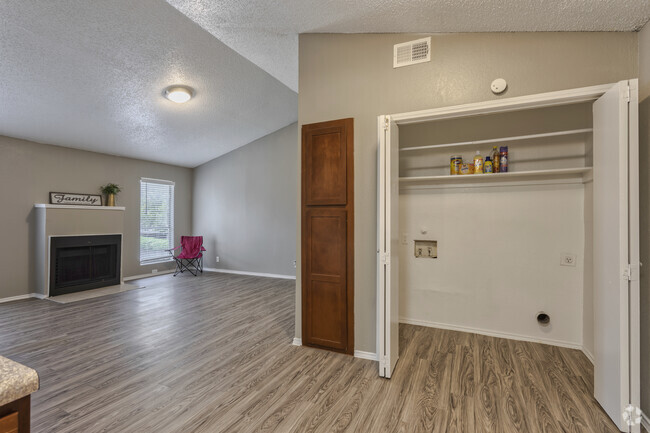 2BR, 2BA - 950 SF B1 - Laundry Area - Hampton Court