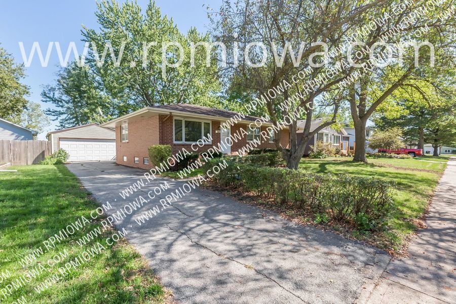 Primary Photo - PERFECT LOCATION!!! 3 Bedroom, 1 Bath Home...