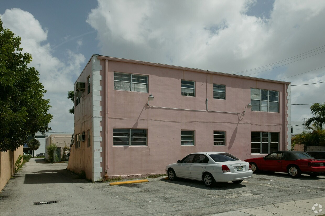 Foto del edificio - 5831 SW 8th St