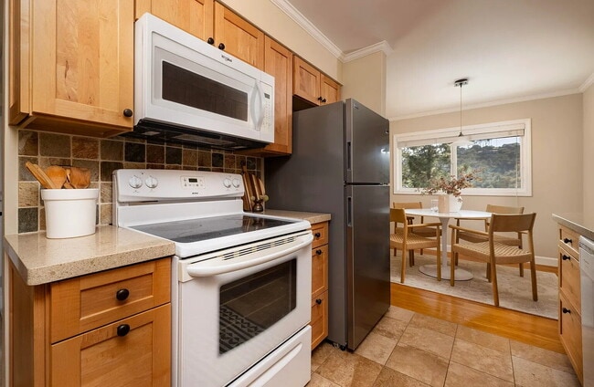 Foto del edificio - "Charming 1-Bed Retreat with Hardwood Elegance & Central Vacuum in Santa Barbara!"