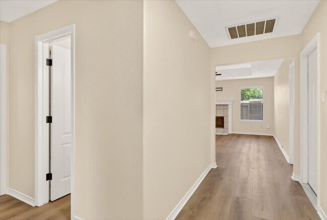 Foto del edificio - 4453 Lake George Dr