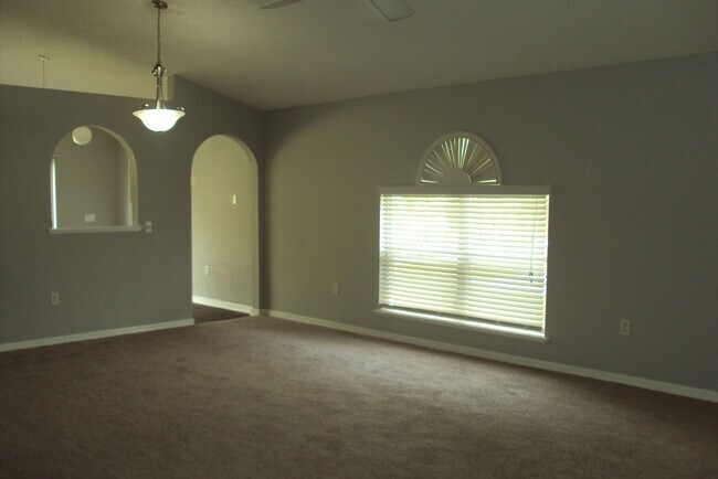Building Photo - 30639 Birdhouse Dr