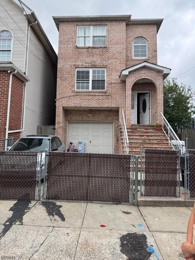 Building Photo - 338 Bond St