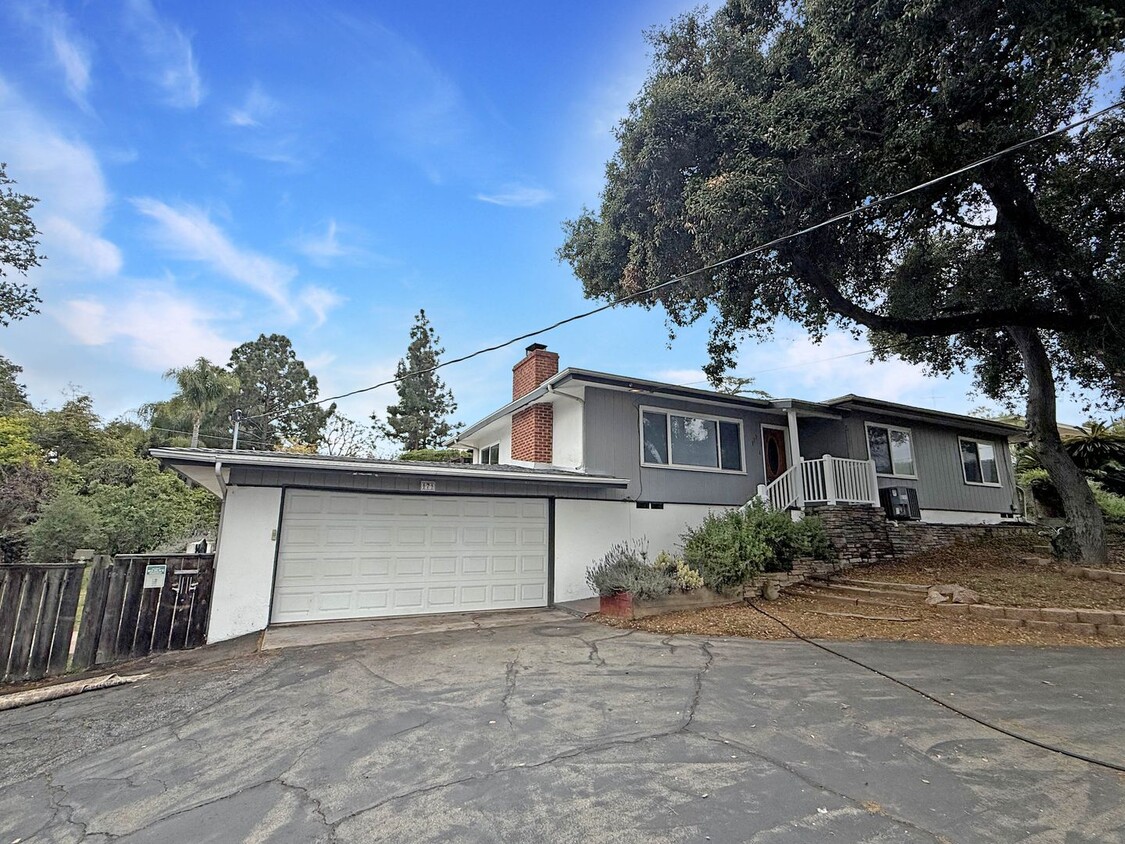 Primary Photo - 3B/1BA Home in Escondido Available for Rent!