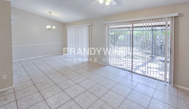 Foto del edificio - 737 Country Shire Ln