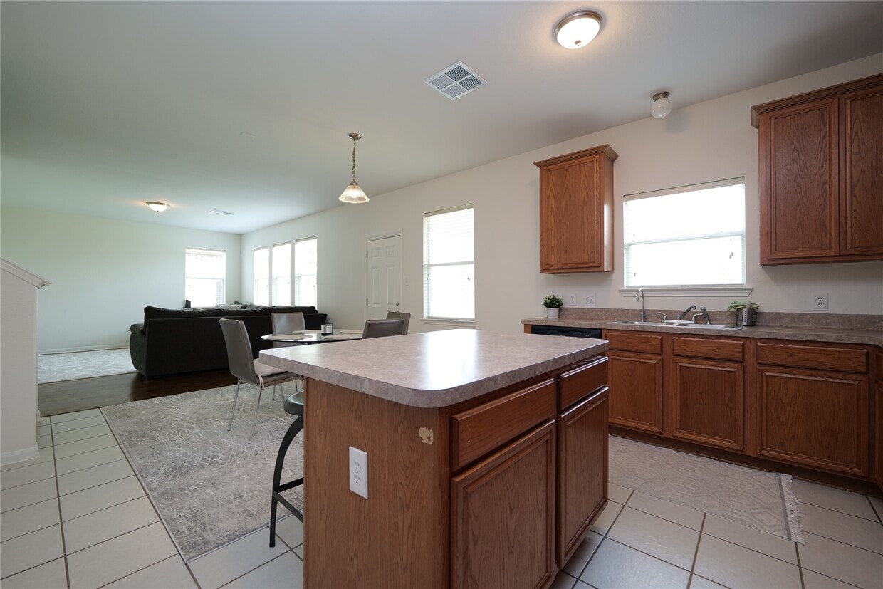 Foto principal - 1203 Lavender Shade Ct
