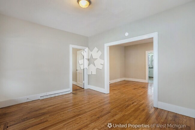 Foto del edificio - 919 Crescent St NE