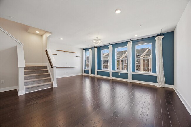 Sala de estar abierta e impresionante - 138 Livingston Ln