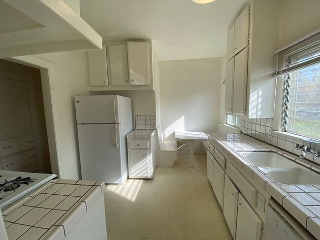 Foto del edificio - LARGE Spanish Style 4-plex WeHo Adjacent