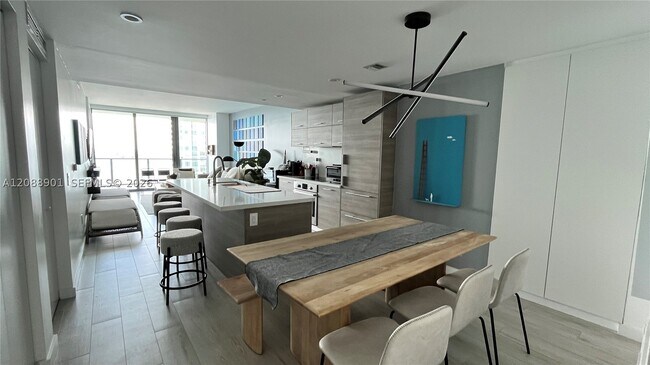 Foto del edificio - 650 NE 32nd St