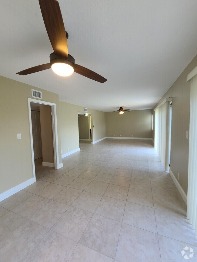Building Photo - 3201 Bayview Dr