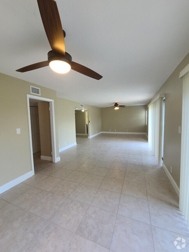 Building Photo - 3201 Bayview Dr
