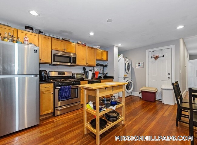 Building Photo - 44 Hillside St