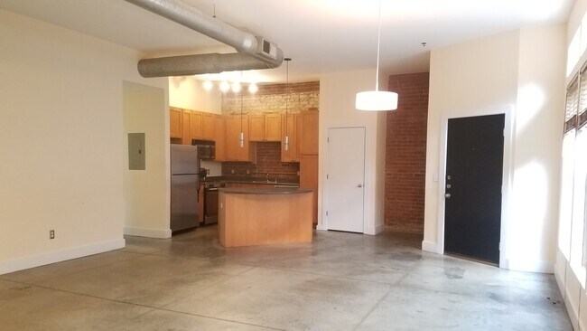 Building Photo - Castleberry Hill Loft! Vacant! Move in Ready!