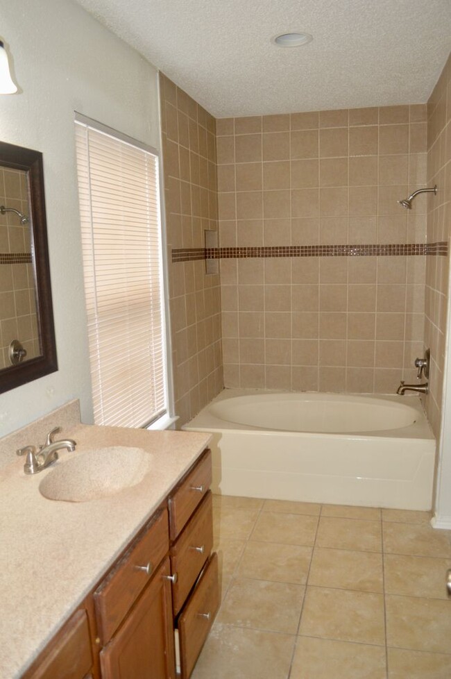 Foto del edificio - Charming 3 bed 2 bath with a converted gar...
