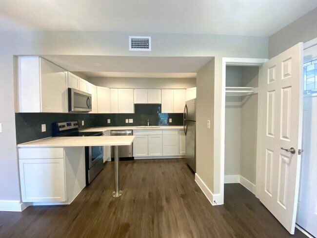 Building Photo - 935 La Posada Dr