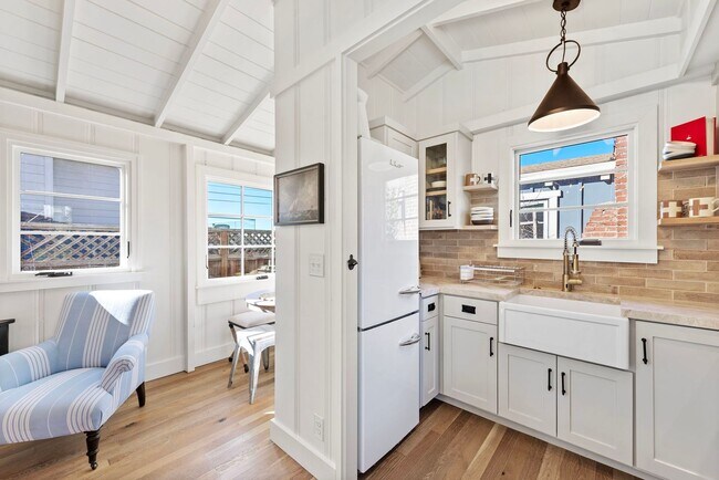 Building Photo - Mariposa Cottages