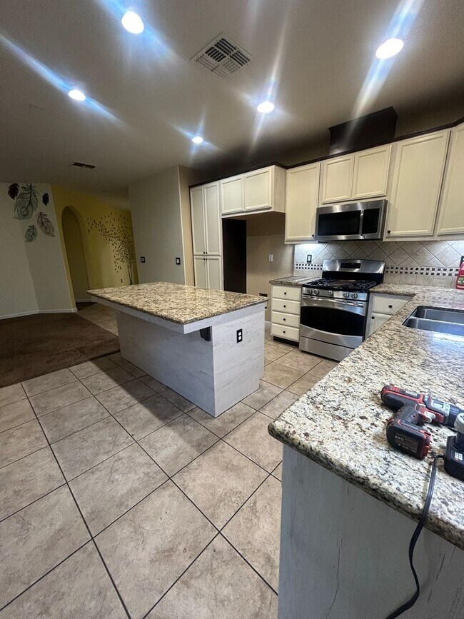 Foto del edificio - Step into your new residence, a charming s...