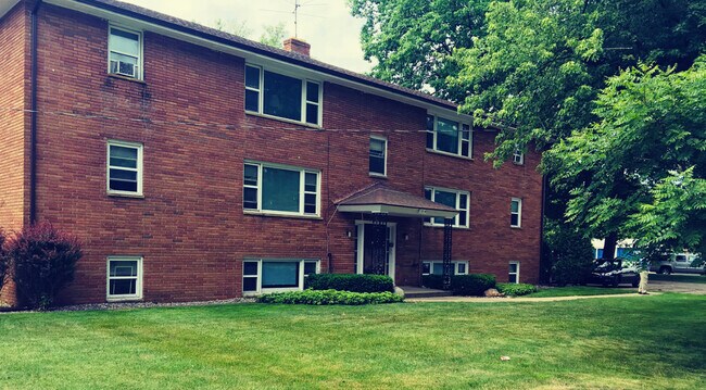 Building Photo - 1014 Sheridan Dr
