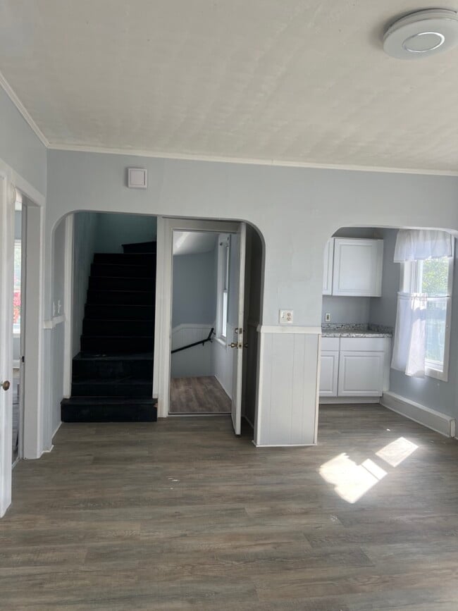 Entry and Staircase - 49 Elder St