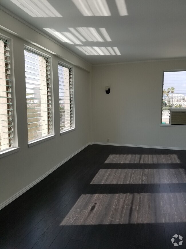 Building Photo - Crestwood Tower Apartments