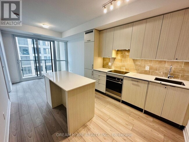 Building Photo - 36 Elm Dr W