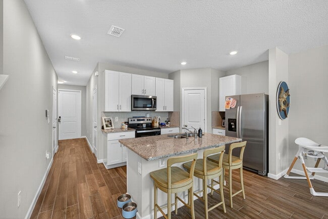 Building Photo - 392 SE Sea Hunt Way
