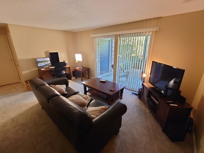 Building Photo - 2214 Glouchester Dr
