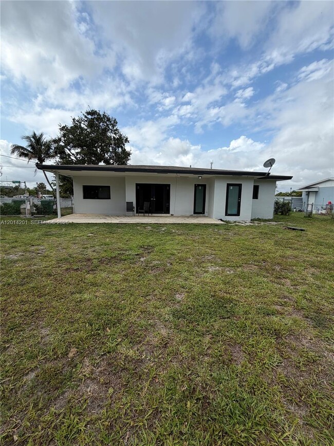 Foto del edificio - 1410 NW 199th St