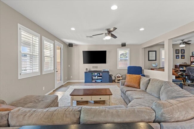 Foto del edificio - 3 bedroom Home in Summerlin with a Large B...