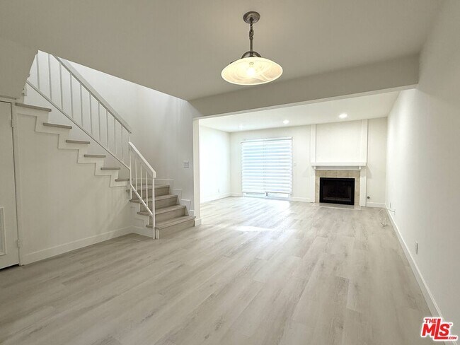 Foto del edificio - 3130 Montrose Ave