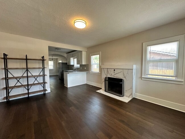 Building Photo - Charming updated 3-Bedroom Bungalow in Nor...