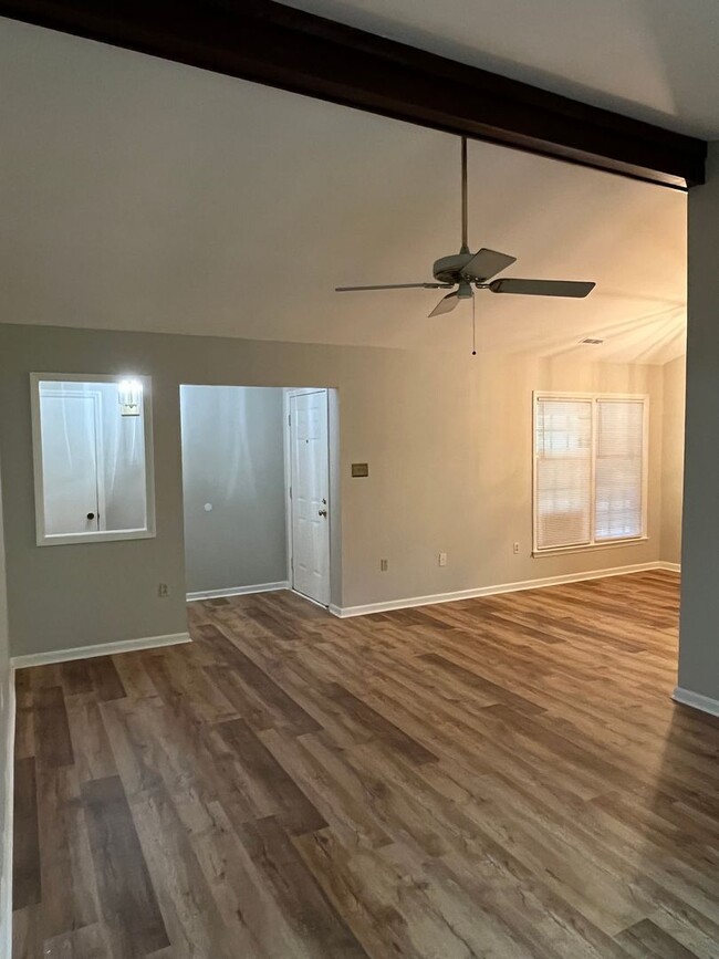 Building Photo - Great 3 Bed, 2 Bath Ranch Home in East Cha...