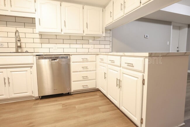 Building Photo - 5828 Erskine St