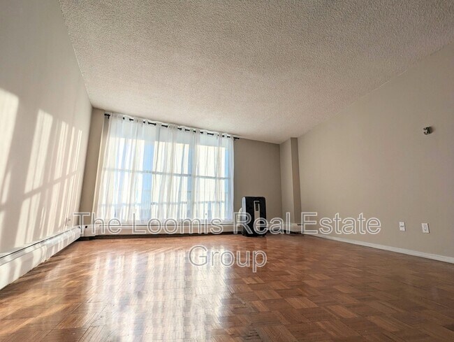 Photo du bâtiment - 12141 Jasper Ave