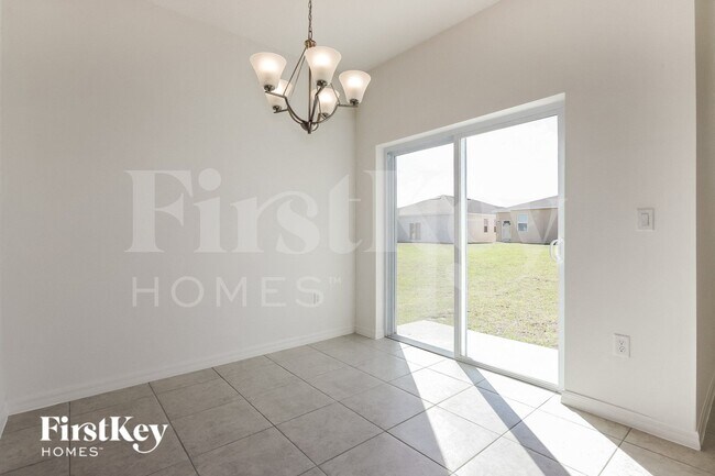 Building Photo - 422 Reina Wy