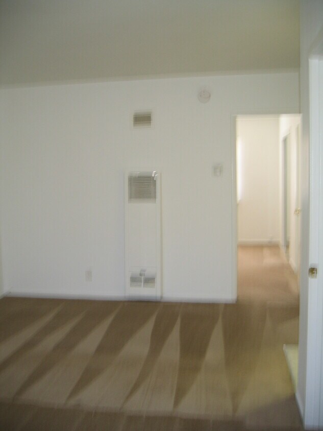 Primary Photo - 6950 Hazeltine Ave