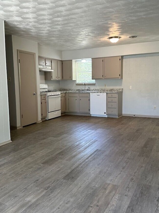 Building Photo - 1505 Skyline - House