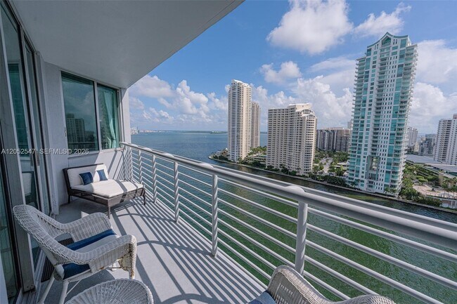 Foto del edificio - 325 S Biscayne Blvd