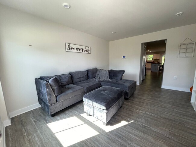Building Photo - Newly Built North Chesterfield Townhome Fo...