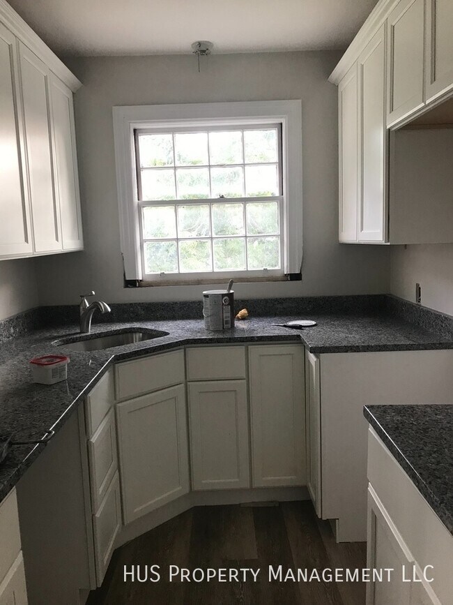 Building Photo - Renovated 3 Bedroom Unit in Single Family ...